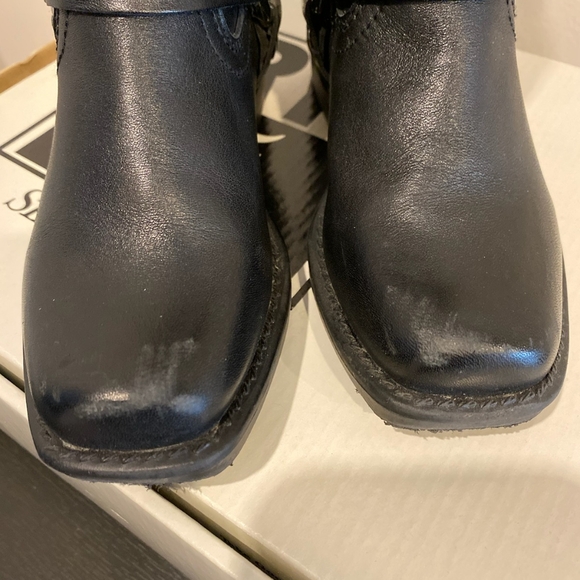 Frye - Picture 2 of 4